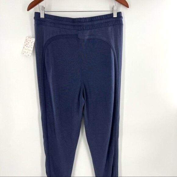 Free People Movement Back Into It Jogger Deep Plum Size Medium NWT - Picture 8 of 11